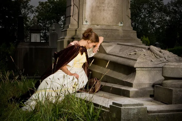 Mourning on a tomb — Stock Photo, Image