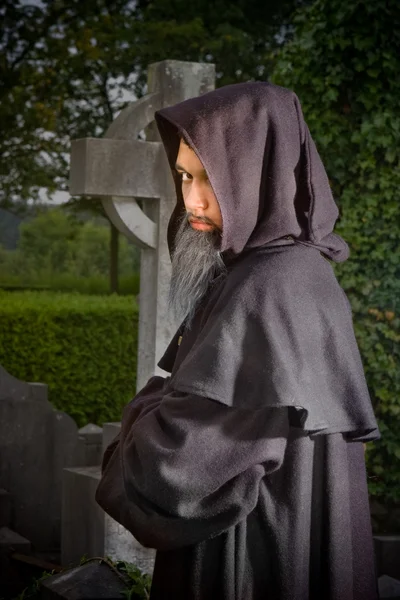 Monje en el cementerio — Foto de Stock