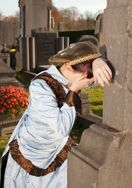 Crying in a graveyard — Stock Photo, Image