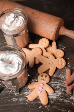 Zencefilli kurabiye adam ve cappucino