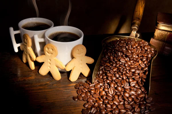 Gingerbread men and coffee — Stock Photo, Image