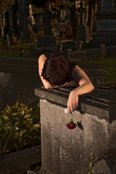 Llorando en la oscuridad — Foto de Stock