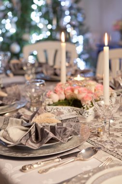 Noel ağacı ve görkemli bir masa