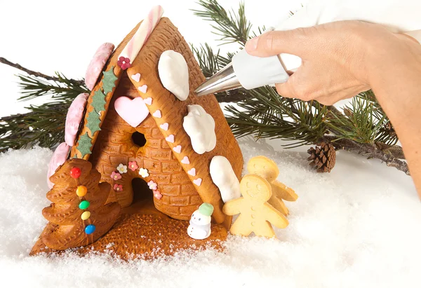 Sahnehäubchen auf Lebkuchenhaus — Stockfoto