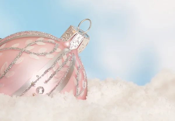 Bauble de Natal rosa na neve — Fotografia de Stock