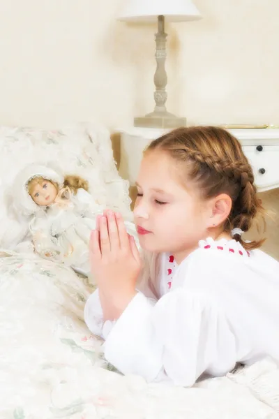 Αναδρομικό ύφος κορίτσι προσεύχεται — Φωτογραφία Αρχείου