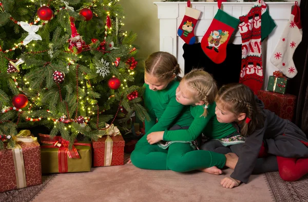 Irmãs na árvore de Natal — Fotografia de Stock