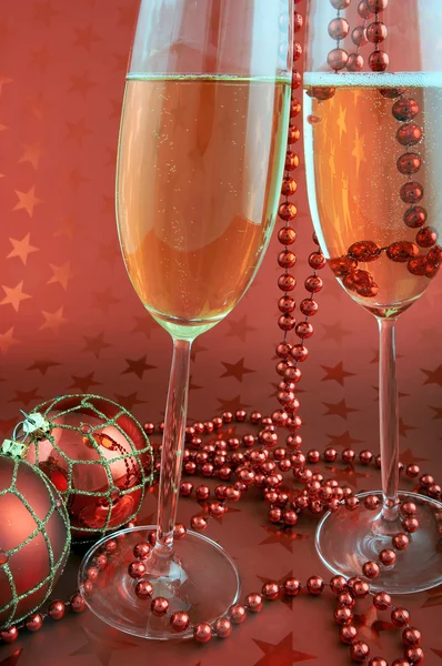 Czerwone kulki i szampana — Zdjęcie stockowe