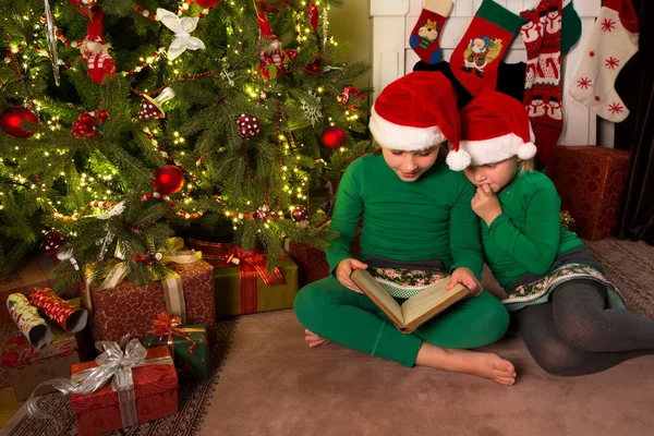 Reading christmas stories — Stock Photo, Image