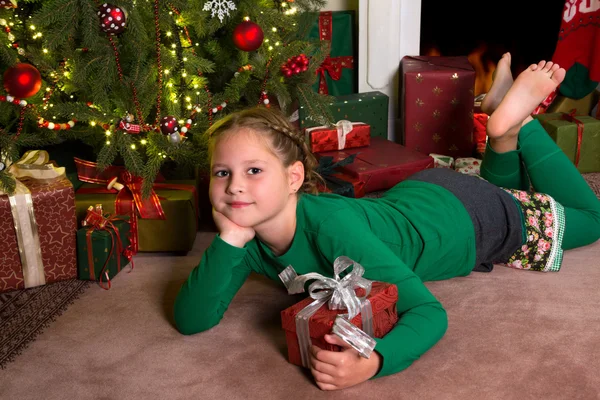 Weihnachtsgeschenk für ein Mädchen — Stockfoto