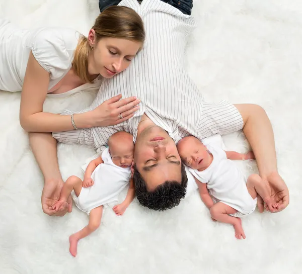 Spanie rodziny z bliźniakami — Zdjęcie stockowe