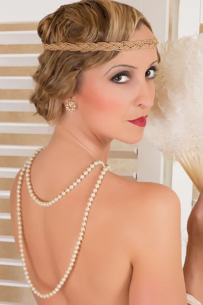 Pearls on nude back — Stock Photo, Image