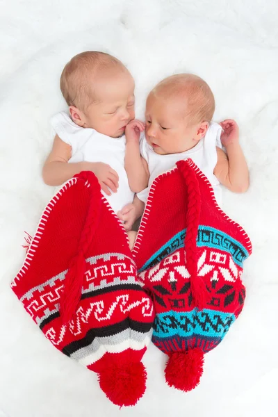 Twins in rode hoeden — Stockfoto