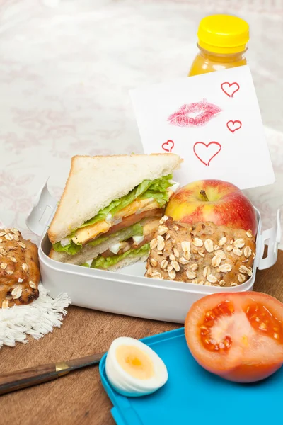 Любовная записка в коробке для завтраков — стоковое фото