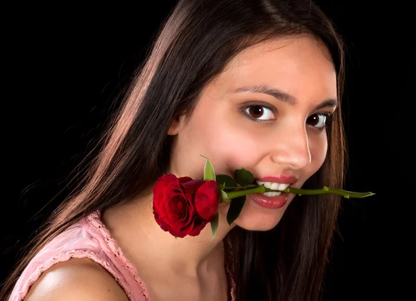 她的牙齿之间的玫瑰 — 图库照片