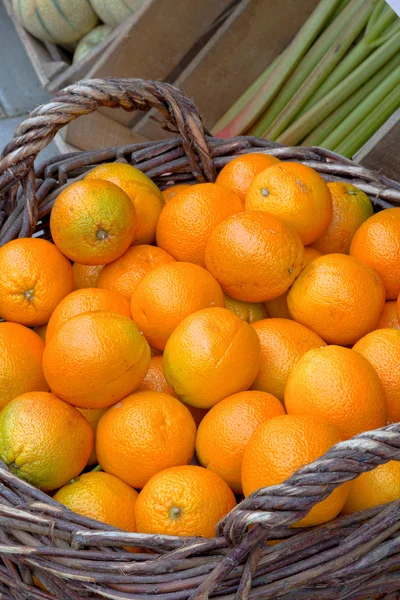 Frische Orangen im Korb — Stockfoto