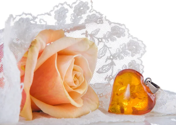 Svatební závoj a oranžové srdce — Stock fotografie