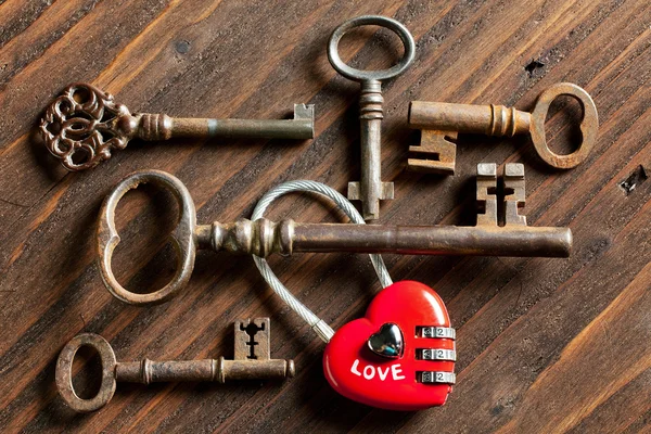 情人节钥匙和锁心 — 图库照片