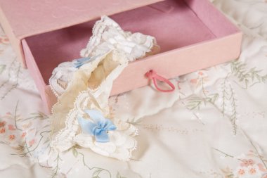 pembe kutu içinde gelin jartiyer