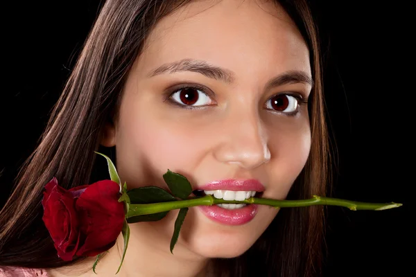 Vrouw met rode roos in haar mond — Stockfoto