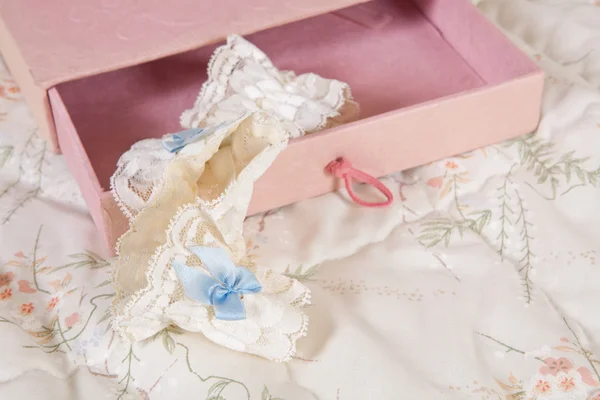 Svatební podvazek v růžový box — Stock fotografie