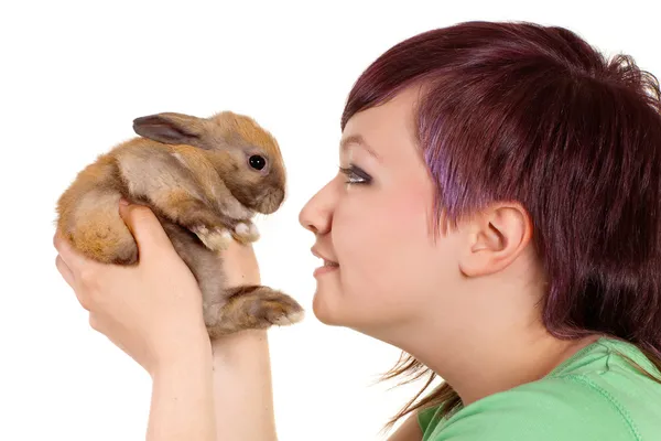 Flicka kärleksfull kanin — Stockfoto