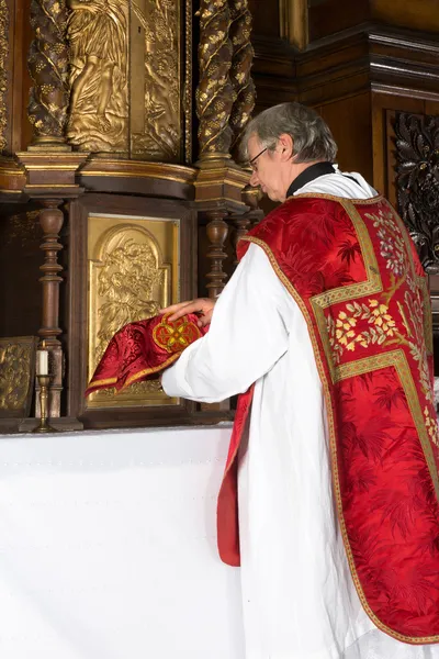 Santo cáliz en el tabernáculo — Foto de Stock