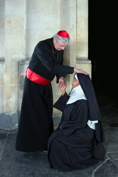 Монахиня приветствует кардинала — стоковое фото
