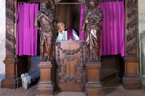 Sinner in confession booth — Stock Photo, Image