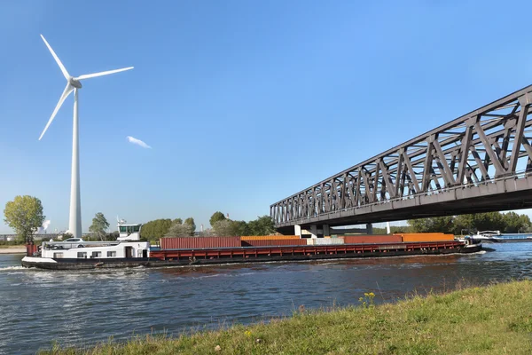 Barge porte-conteneurs sur le canal d'Anvers — Photo