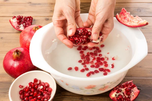 Seeding a pomegranate — Stock Photo, Image
