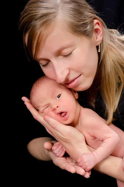 Kärleksfull mor på svart — Stockfoto