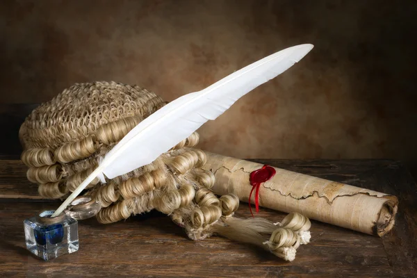 Quill and judge's wig — Stock Photo, Image