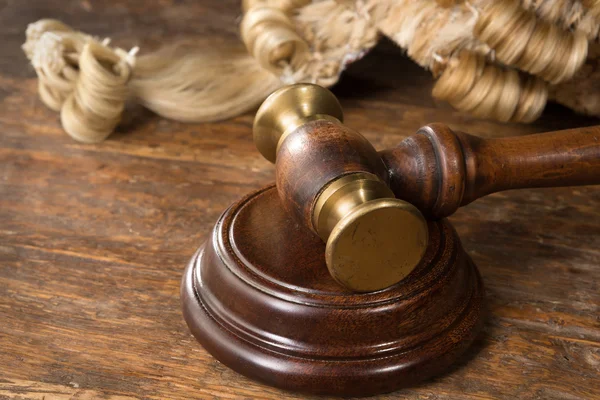 Wig and gavel — Stock Photo, Image