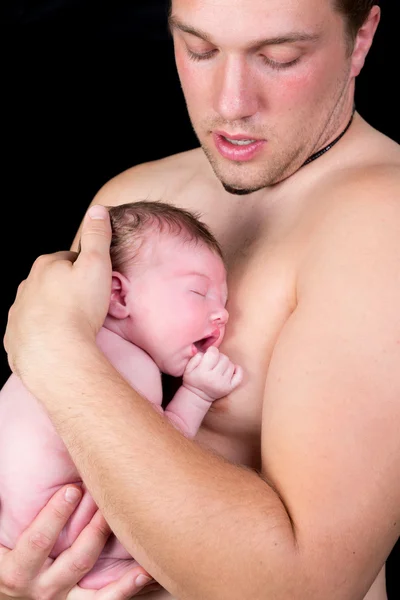 Vader zorg voor baby — Stockfoto