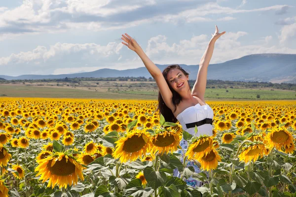 Vreugde in een zonnebloem veld — Stockfoto