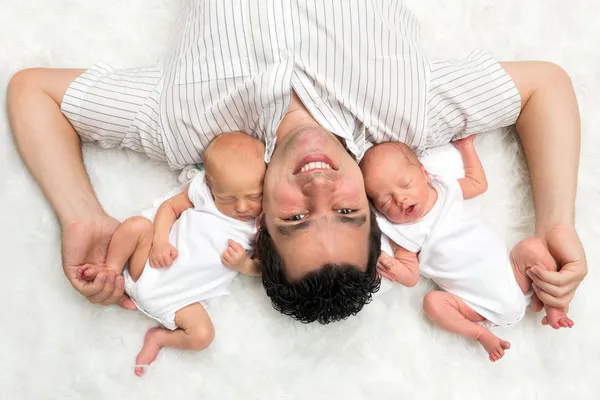 Papa met twins — Stockfoto