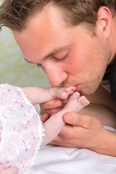 Vader baby voeten kussen — Stockfoto