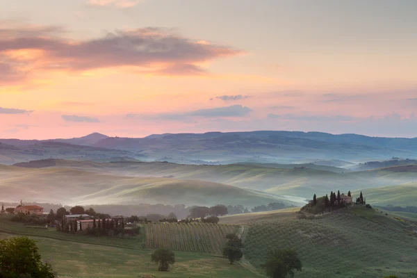 Mistige ochtend in Toscane — Stockfoto