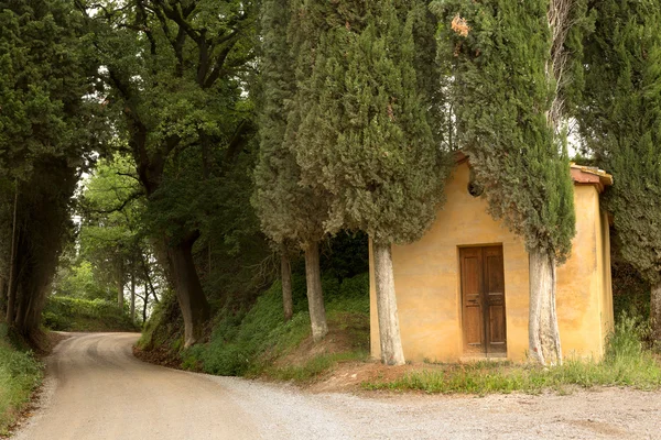 Lesní kaple v tuscanyforest kapli v Toskánsku — Stock fotografie