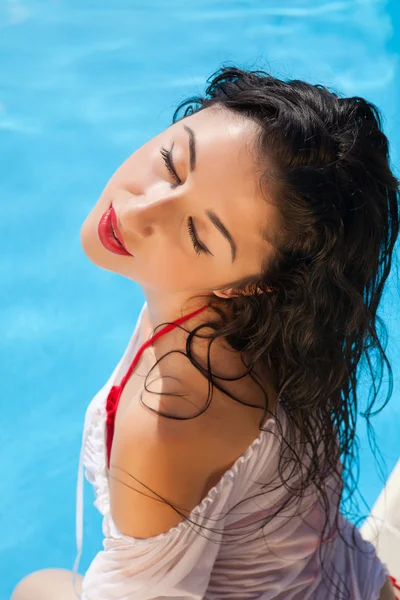 Mulher sexy perto da piscina — Fotografia de Stock