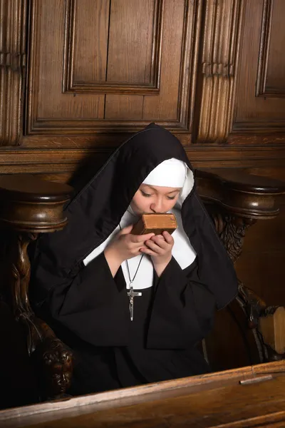 Nun beijando livro de oração — Fotografia de Stock