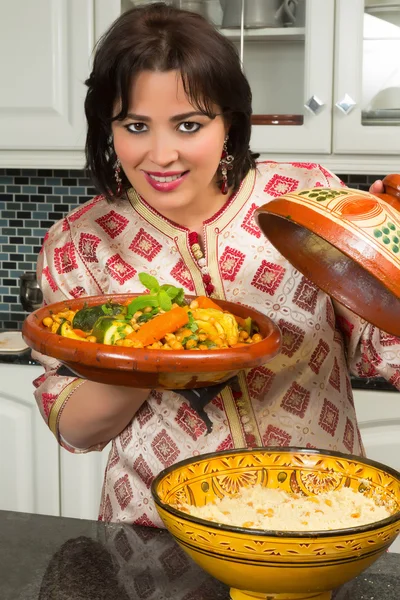 Senhora imigrante na cozinha moderna — Fotografia de Stock