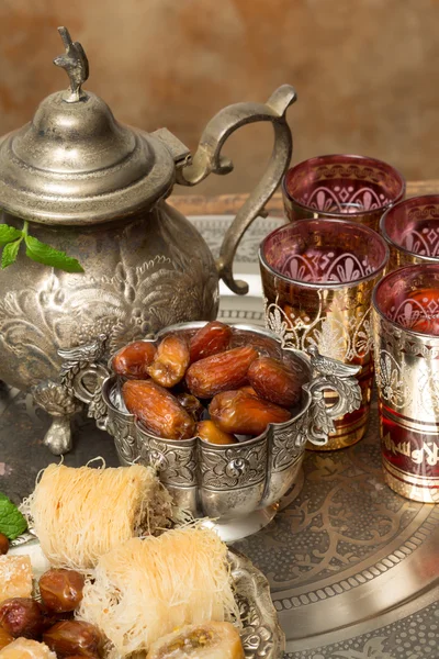 Dates and tea for Ramadan — Stock Photo, Image