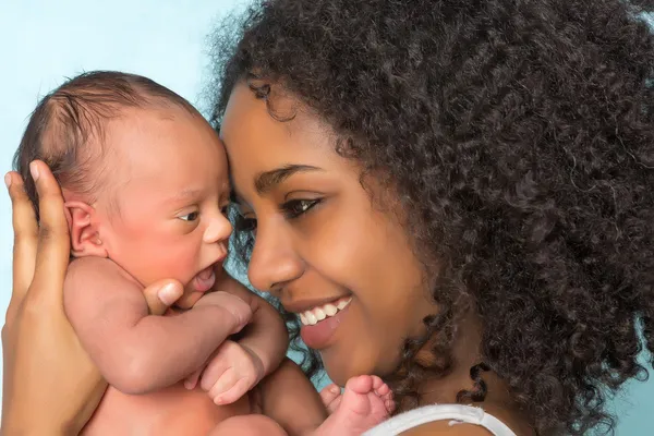 Lachende Afrikaanse moeder en baby — Stockfoto