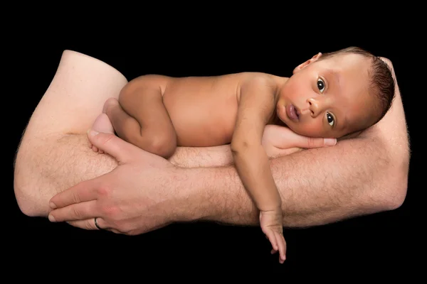 Biracial baby på fäders armar — Stockfoto