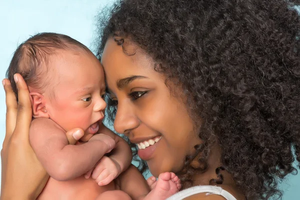 Sorrindo mãe africana e bebê Fotos De Bancos De Imagens