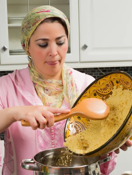 Dampfender Couscous in einer modernen Küche — Stockfoto