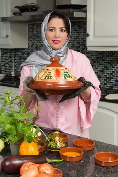 Señora inmigrante con plato tradicional —  Fotos de Stock