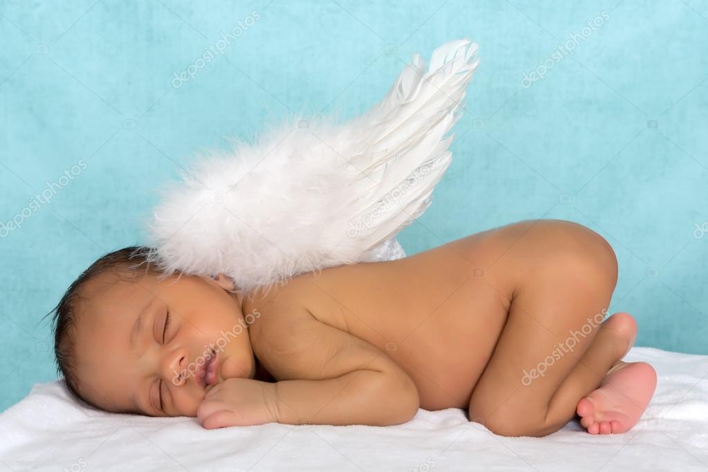 Bebé Recién Nacido Niña Usando Ala De ángel Foto de archivo - Imagen de  newborn, extracto: 219123708